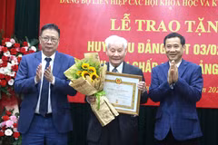 Đảng ủy VUSTA trao tặng Huy hiệu Đảng cho 35 đảng viên, ghi nhận cống hiến lớn lao