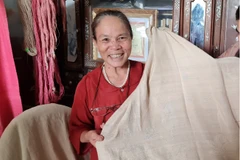 Nghệ nhân tiết lộ công nghệ dệt áo cưới tơ sen siêu đỉnh của Tiên Nguyễn