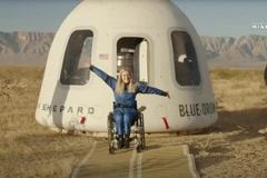 Người ngồi xe lăn đầu tiên vào vũ trụ, hành trình chạm bầu trời