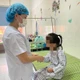 Nghỉ hè chơi một mình, trẻ 5 tuổi hóc đồng xu vào thực quản