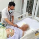 Bị cành cây đâm vào cổ tay, cụ bà 90 tuổi nguy kịch 