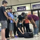  “Nghẹn lòng” hình ảnh người vợ quỳ trước 7 tạng hiến của chồng 