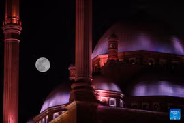 Mãn nhãn khoảnh khắc Trăng Sói 2026 trên bầu trời thế giới