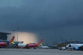Nguyên nhân hàng chục chuyến bay đến Nội Bài bay vòng chờ, chuyển hướng