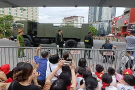 Người dân hò reo, cổ vũ đoàn diễu binh trên đường Thanh Niên