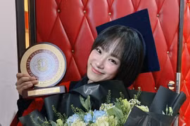 Lương Bích Hữu tươi rói trong ngày nhận bằng tốt nghiệp