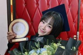 Lương Bích Hữu tươi rói trong ngày nhận bằng tốt nghiệp