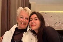 Siêu mẫu Minh Tú đoàn tụ bố mẹ chồng ở Việt Nam