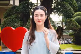 Midu được học trò yêu mến trên giảng đường