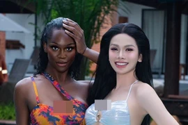 Hà Tâm Như và tân Hoa hậu Chuyển giới Quốc tế 2025 đọ vẻ gợi cảm với bikini