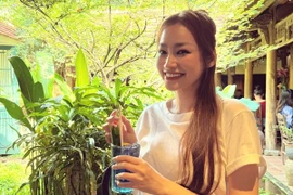 Hoa hậu Trúc Diễm trở về Việt Nam thăm gia đình