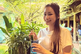 Hoa hậu Trúc Diễm trở về Việt Nam thăm gia đình