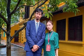 Hoàng Thùy Linh - Đen Vâu cùng dàn nghệ sĩ viếng Lăng Bác