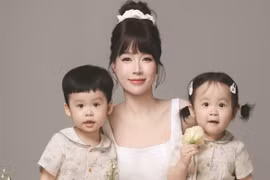Hot girl Sam khoe ảnh bên hai con, nhan sắc sau sinh ngày càng thăng hạng