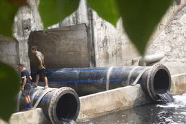 Nước Hồ Tây có đủ để 'hồi sinh' sông Tô Lịch?