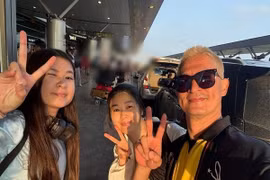 Huy Khánh tiễn vợ cũ và con gái trở lại Phần Lan