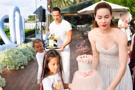 Hai nhóc tỳ nhà Hà Hồ mừng tuổi mới, ủng hộ 100 triệu cho bà con miền Trung