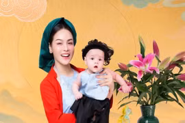 Nhật Kim Anh khoe ảnh cùng con gái đón Trung thu sớm