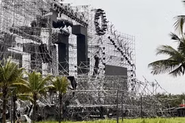 Mưa gió làm sập sân khấu, BTC Superfest 2025 lên tiếng