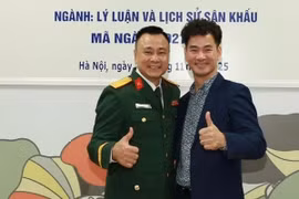 NSND Xuân Bắc vui mừng khi NSND Tự Long bảo vệ luận án tiến sĩ