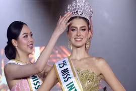 Thanh Thủy trao vương miện Miss International 2025 cho đại diện Colombia