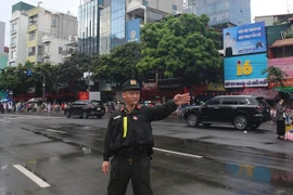 Lực lượng an ninh đội mưa làm nhiệm vụ trên đường Kim Mã 