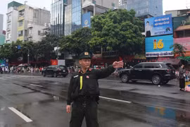 Lực lượng an ninh đội mưa làm nhiệm vụ trên đường Kim Mã 