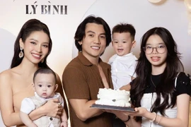 Chồng kém tuổi của Phương Trinh Jolie đón sinh nhật bên gia đình