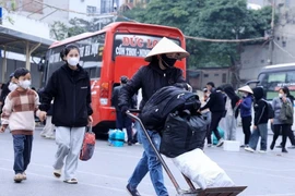 Người dân ùn ùn trở lại Thủ đô sau kỳ nghỉ Tết Dương lịch