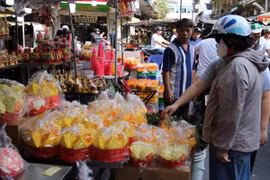 Rực sắc bánh 'tài lộc' ở chợ người Hoa TP HCM ngày vía Thần Tài