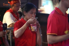 Người dân ăn nhanh trên vỉa hè phố Sơn Tây chờ xem diễu binh