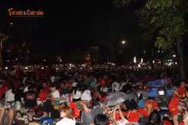 Biển người đổ về đường Thanh Niên đợi dàn khí tài tiến qua