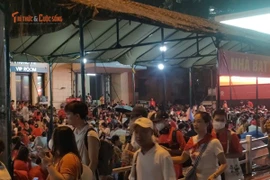 Người dân đổ về đường Lê Duẩn chờ xem diễu binh 2/9