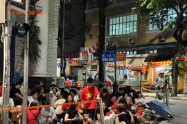 Người dân “xí chỗ” chờ ngắm xe tăng tại nút giao Nguyễn Tri Phương – Cửa Bắc