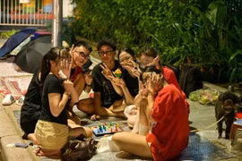 Người dân trên đường Kim Mã – Liễu Giai quyết tâm xuyên đêm giữ chỗ 