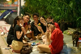 Người dân trên đường Kim Mã – Liễu Giai quyết tâm xuyên đêm giữ chỗ 