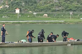 Vụ lật thuyền chở cả gia đình trên sông Gianh, đã tìm thấy thi thể người ông