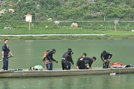 Vụ lật thuyền chở cả gia đình trên sông Gianh, đã tìm thấy thi thể người ông