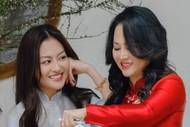 Diễn viên Thùy Anh khoe mẹ ruột đẹp dịu dàng nền nã trong tà áo dài