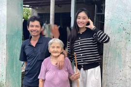 Hoa hậu Yến Nhi hạnh phúc gặp lại người thân khi về quê cứu trợ