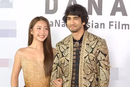 Khả Ngân khoác tay người tình màn ảnh Ấn Độ trên thảm đỏ