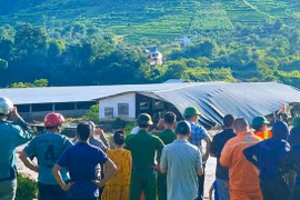 Hình ảnh trực thăng giải cứu 8 người dân bị cô lập do mưa lũ ở Sơn La