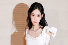 Biết gì về nữ ca sĩ diện bikini tắm tại Giếng Tiên gây tranh cãi? 