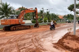 Cát đỏ tràn xuống đường Lạc Long Quân ở Lâm Đồng, giao thông bị ảnh hưởng
