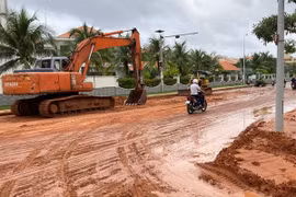 Cát đỏ tràn xuống đường Lạc Long Quân ở Lâm Đồng, giao thông bị ảnh hưởng