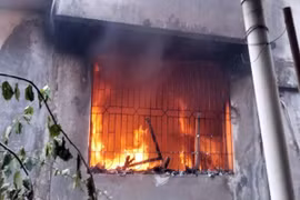 Nhà 5 tầng ở Hà Nội cháy dữ dội, lửa đỏ rực