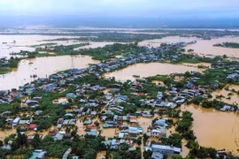 Lũ lớn tiếp tục dâng, nhiều khu dân cư ở Đà Nẵng bị cô lập 