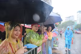 Người dân đội mưa trên đường Kim Mã chờ xem diễu binh, diễu hành A80