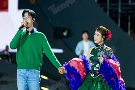 Đen Vâu nắm tay Hoàng Thùy Linh trên sân khấu