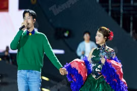 Đen Vâu nắm tay Hoàng Thùy Linh trên sân khấu